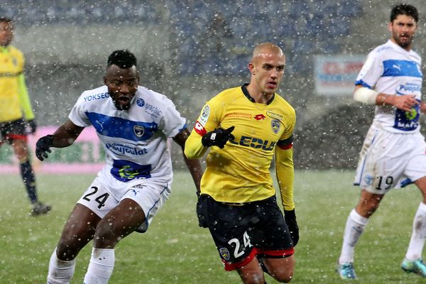 Djiman Koukou et Thomas Guerbert,  au stade Bonal, vendredi soir.