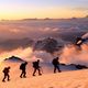 Un groupe d'alpinistes sur le glacier du Monetier, dans le parc national des Ecrins.