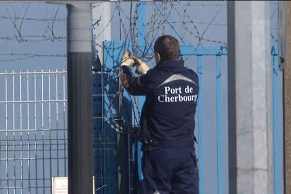 Les barrières sécurisés du port de Cherbourg sont vérifiés chaque matin.