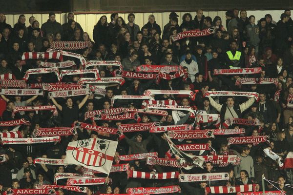 Les supporters de l'ACA en tribune à François-Coty.