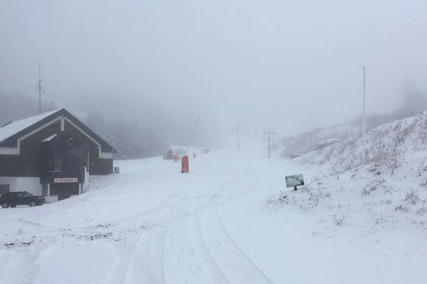 Une dizaine de centimètres est tombée depuis dimanche 25 novembre dans les hauteurs du massif du Sancy, dans le Puy-de-Dôme. 