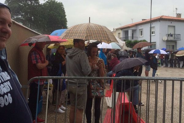 Les supporters castrais ont fait la queue sous la pluie