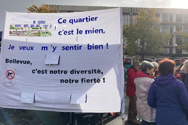 200 personnes se sont reunies ce samedi 4 novembre 2023 place Mednès France au coeur du quartier de Bellevue à Nantes pour dire stop à la violence