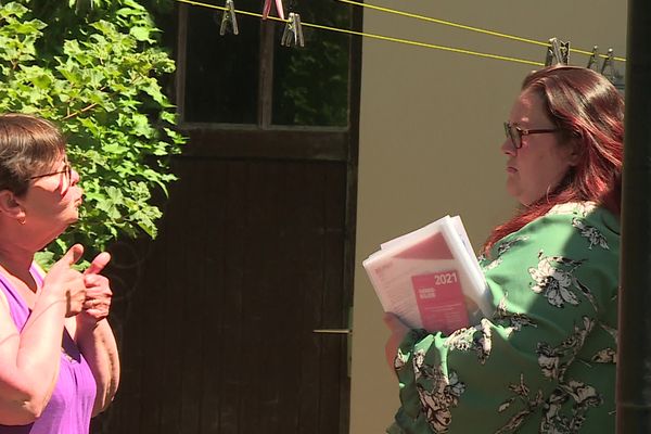 Dans l'Oise, Magali accompagne des malentendants dans leurs démarches immobilières grâce à sa maîtrise de la langue des signes.