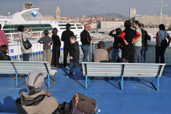 Des passagers sur un navire de la SNCM à Marseille.