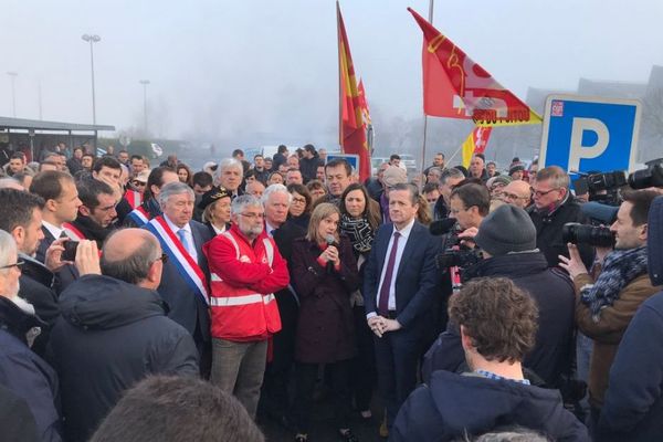 Agnès Pannier-Runacher (au centre) la secrétaire d'État auprès du ministre de l'Économie et des Finances, lors d'une visite aux Fonderies du Poitou à Ingrandes-sur-Vienne (86) le 08 mars 2019.