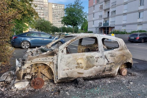Un véhicule incendié à Brest au mois de juin dernier suites aux émeutes.
