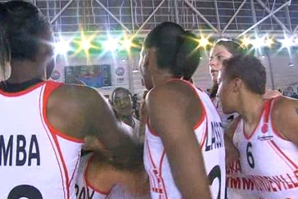 La joie des basketteuses bas-normandes mercredi soir à la Halle Pierre Bérégovoy à Mondeville