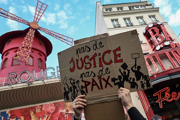 Le cortège est passé samedi après-midi devant le Moulin-Rouge.