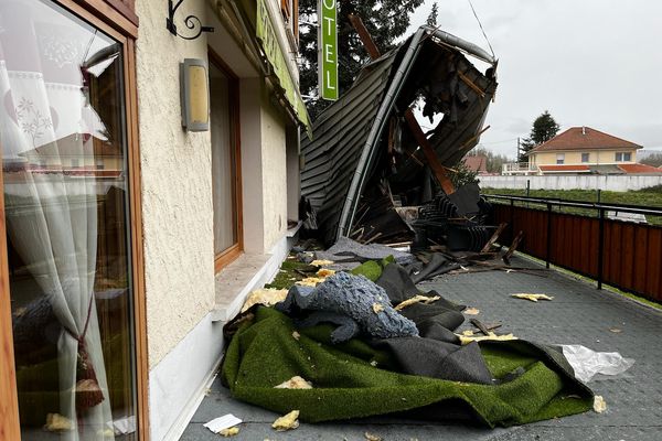 De fortes rafales de vent ont causé des dégâts sur un hôtel de Beaucroissant (Isère), ce samedi 30 mars.