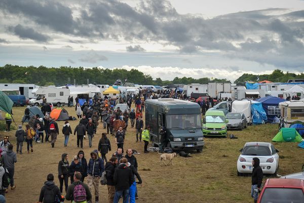 En 2017, le Teknival FrenchTek 24 avait rassemblé 60 000 personnes en trois jours à Pernay. Un millier d'entre elles étaient restées nettoyer le site.