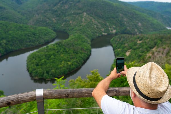 Le méandre de Queuille serpentant à travers les collines depuis le point de vue panoramique, le Belvédère du Paradis,