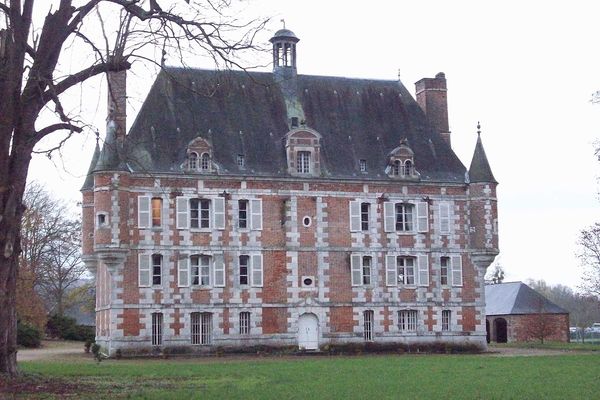 Dans l'Eure, un LUNDI nuageux pour le Château de Canteloup.