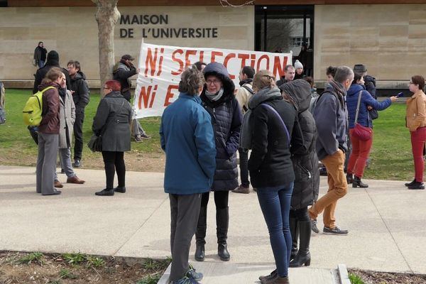 Une vingtaine de personnes était réunie devant la maison de l'université, à Dijon, mardi 12 mars.