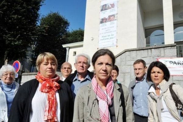 La famille de Pierre Legrand devant la banderole à l'effigie des 4 otages français détenus par Al-Qaïda au Maghreb islamique (Aqmi)