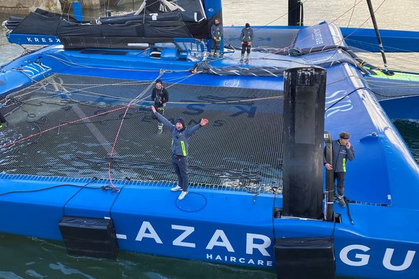 Tom Laperche, soulagé et heureux, à son arrivée à Brest ce samedi 6 janvier, à peine 24h avant le départ de l'Arkéa Ultim Challenge