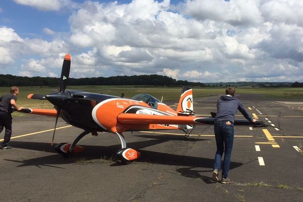 Avec leur avion, ils réalisent des figures à couper le souffle.