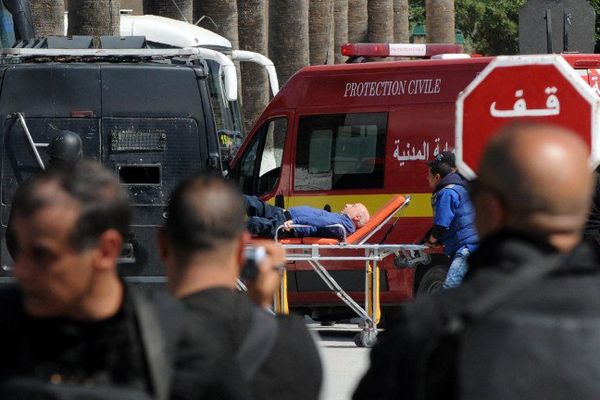 Une personne blessée est évacuée du musée Bardo (Tunis, Tunisie) où à eu lieu l'attaque terroriste (18 mars 2015).