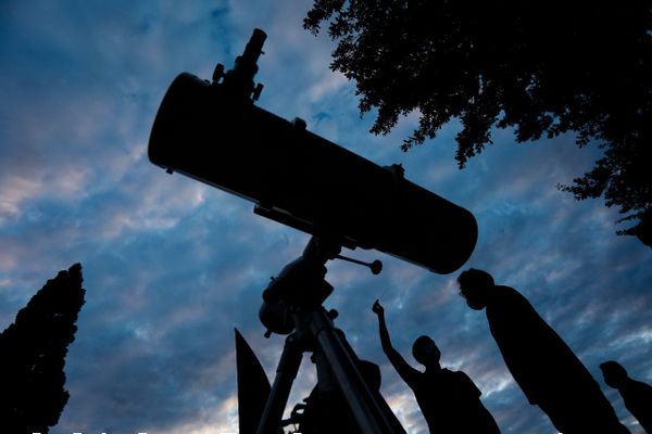 Les pluies d'étoiles filantes peuvent s'observer à l'oeil nu, mais un télescope est requis pour admirer les planètes visibles - Jupiter et Saturne cette année. 