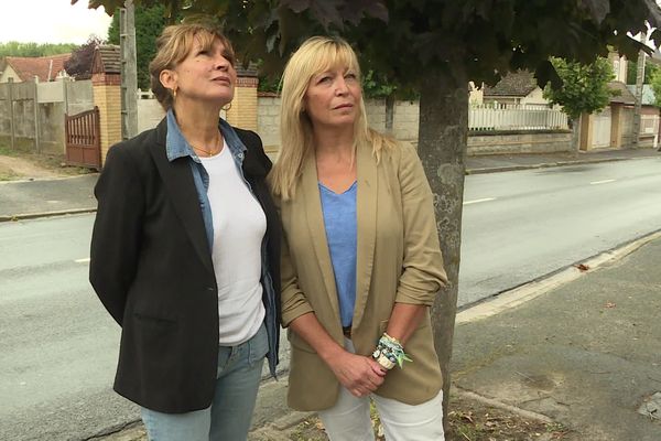 Isabelle et Cécile, les sœurs de Marie-José Povoa, devant la maison où leur sœur a été retrouvée morte le 27 juin 2016.