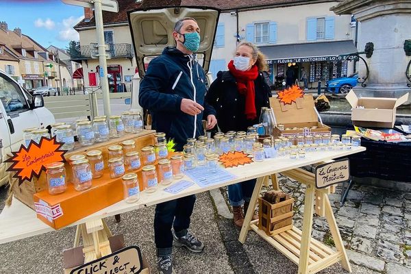 Sur le marché de Voiteur dans le Jura, l'étrange stand de la conserverie théâtrale tenu par la compagnie Pocket Théâtre