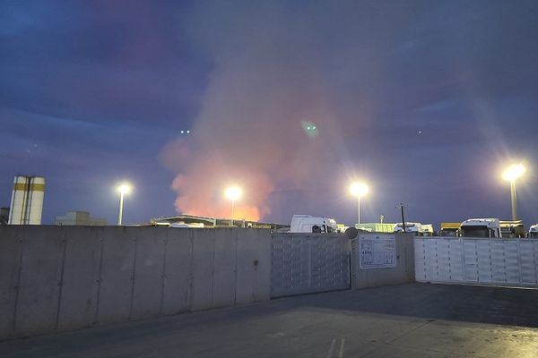 L'incendie, qui s'est déclaré en tout début d'après-midi, a été circonscrit par les pompiers.