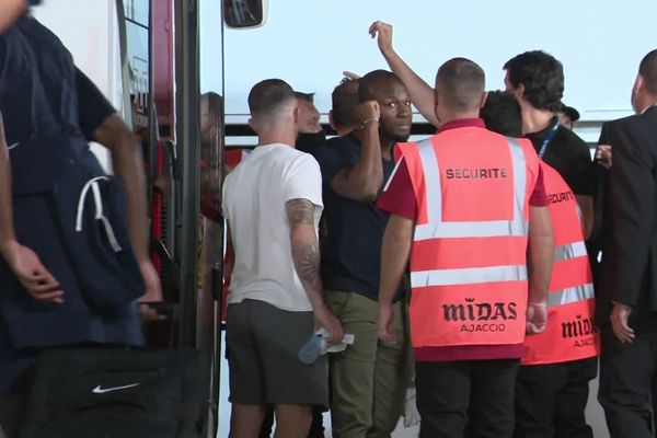 Un attroupement autour du bus sochalien après le match de samedi 11 septembre. La sécurité est présente.