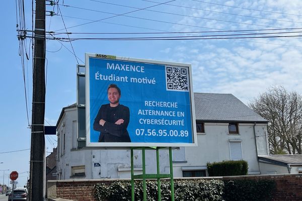 Maxence Bricout, 19 ans, cherche une alternance dans le domaine de la cybersécurité. Il a décidé d'investir dans des panneaux publicitaires pour multiplier ses chances de signer un contrat. 