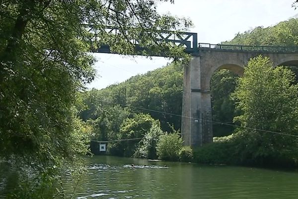 Le viaduc de Saint-Benoit (Vienne) a une hauteur de 20m.