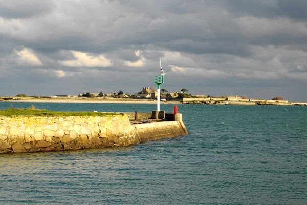 Dans le Cotentin, un ciel très assombri entre St-Vaast-la-Hougue et Tatihou, ce DIMANCHE.