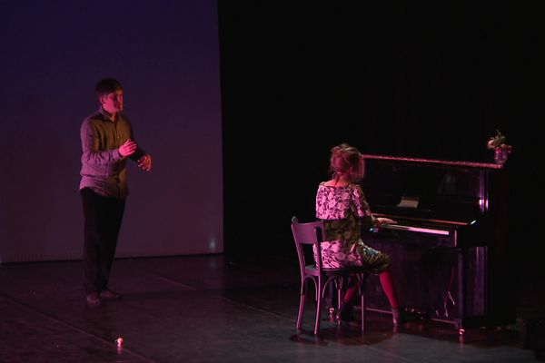 Isabelle Klein et Pierre Hoppé sont seuls sur scène.