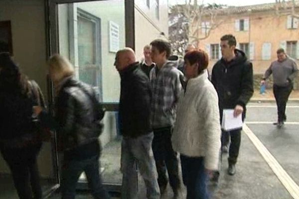 L'arrivée des six jeunes le jour du procès au tribunal correctionnel d'Aix-en-Provence