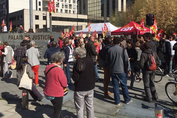 Une centaine de personnes réunies devant le tribunal à Grenoble pour soutenir les Ecopla. 