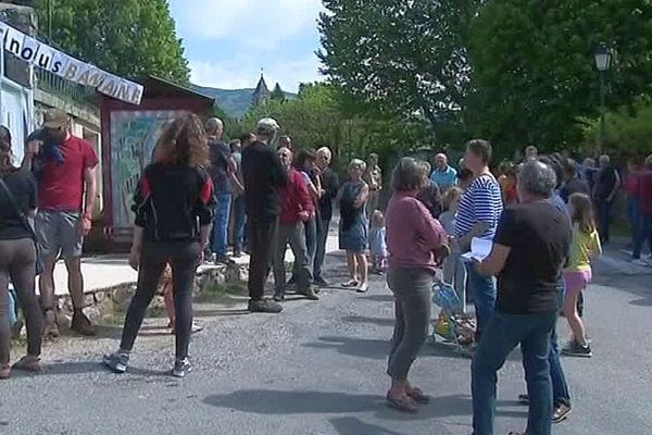 Mandagout (Gard) - manifestation pour la réparation du câble Orange pour internet - 8 mai 2018.