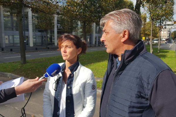 Les parents de Dorian Guéméné à la sortie des 7 heures de la reconstitution du meurtre de leur fils en juillet 2018 