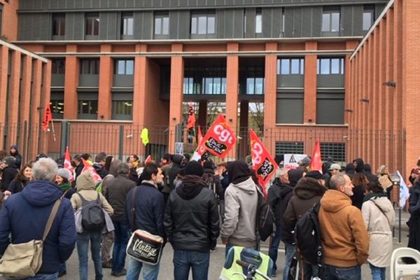 Des dizaines de manifestants bloquent l'entrée du rectorat.