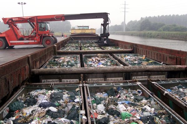 Des containers de déchets de l'entreprise Baudelet à Blaringhem (juillet 2007).