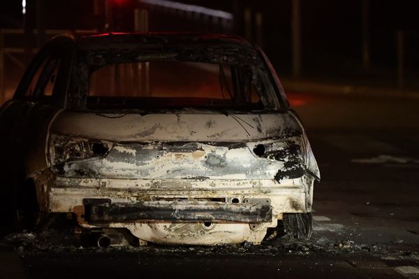 Un véhicule incendié en région parisienne lors des violences suivant la mort de Nahel, 17 ans, tué par un tir policier lors d’un contrôle routier (illustration).