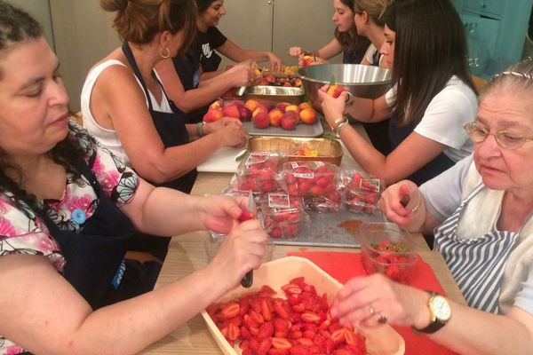 30 repas sont préparés et partagés à l'Escale certains midi et tous les soirs de semaine. 