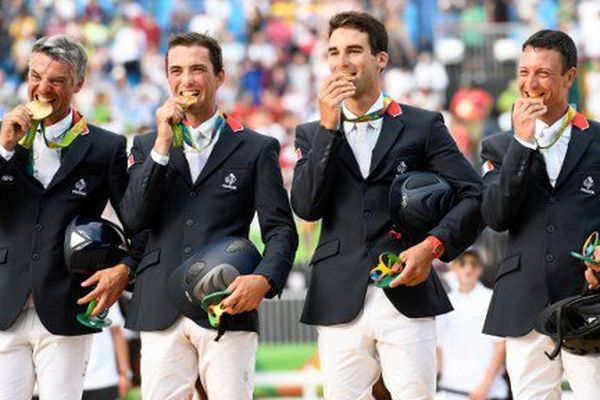 Thibaut Vallette, ici à droite, croque sa médaille !