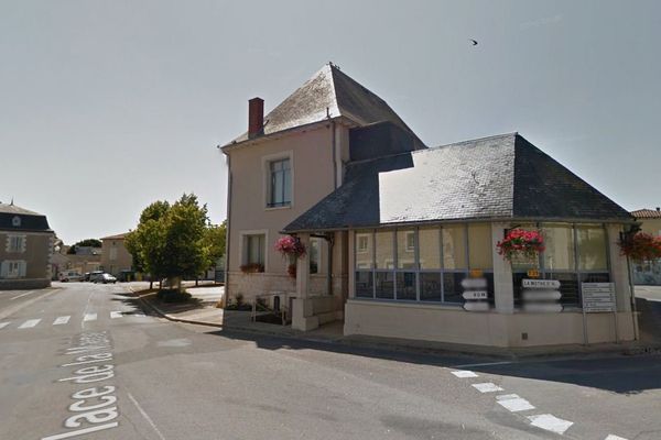 La place de la mairie dans le village de Saint-Sauvant (86)