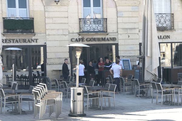 Dans ce café restaurant à Dijon, la disposition des tables et des chaises en terrasse, a donné matière à réflexion. 