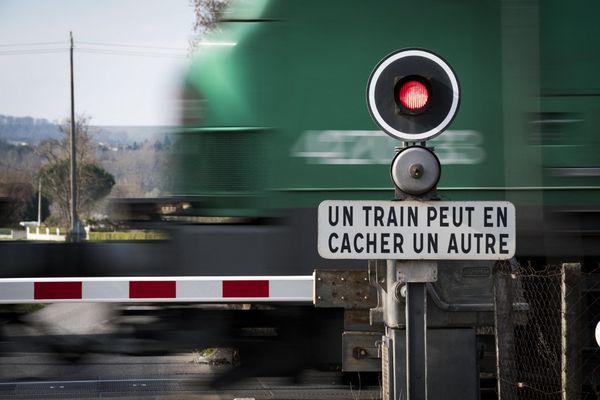 Le train est à l'arrêt et 150 personnes se trouvent à son bord