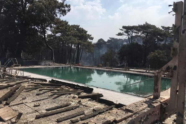 Si aucune victime n'est à déplorer, dans les campings le feu a atteint le matériel resté sur place, embrasé les habitats légers et transformé les bouteilles de gaz en engins explosifs.