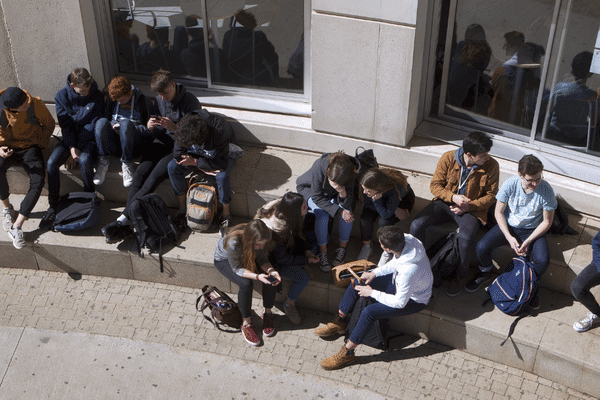 Archives, étudiants dans leur établissement