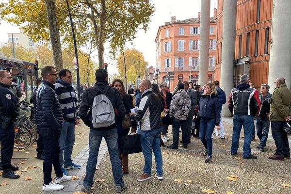 Une vingtaine de policiers se sont réunis devant le tribunal avant le procès de l'internaute.