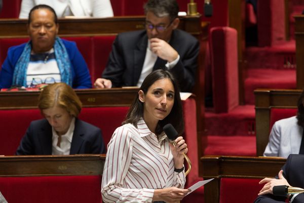 Brune Poirson, Secrétaire d'État auprès du Ministre d'État, Ministre de la Transition écologique et solidaire. dans l'hémicycle de l'Assemblée nationale lors d une séance de questions au gouvernement 