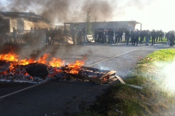 Piquet de grève devant la prison de Sequedin ce lundi matin. 