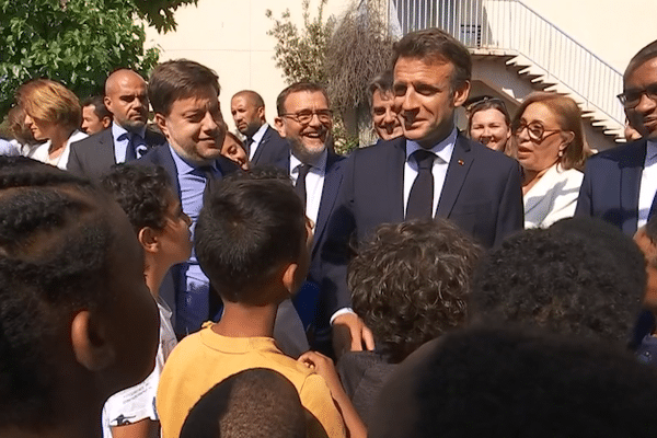 Emmanuel Macron a rencontré les enfants du groupe scolaire Saint-André à Marseille, et les jeunes ont tenté de négocier la venue de Kylian Mbappé à l'OM.