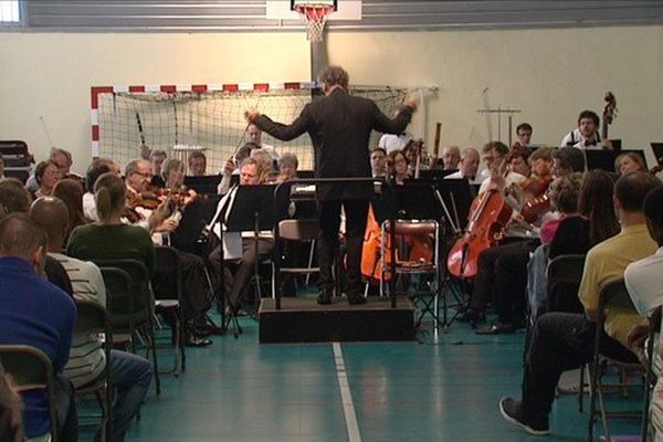 Le maestro Jean-Claude Casadesus dirige les musiciens de l'ONL devant une soixantaine de détenus à la prison de Sequedin